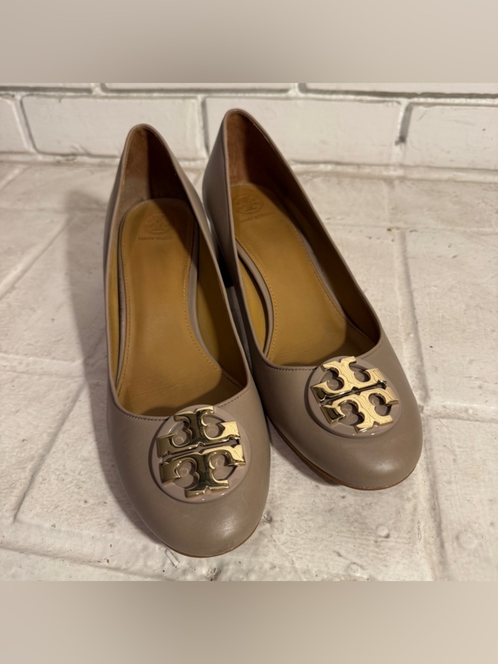 Tory Burch Claire 50mm Round Toe Pump French Gray Gold Size 10 - Picture 6 of 16